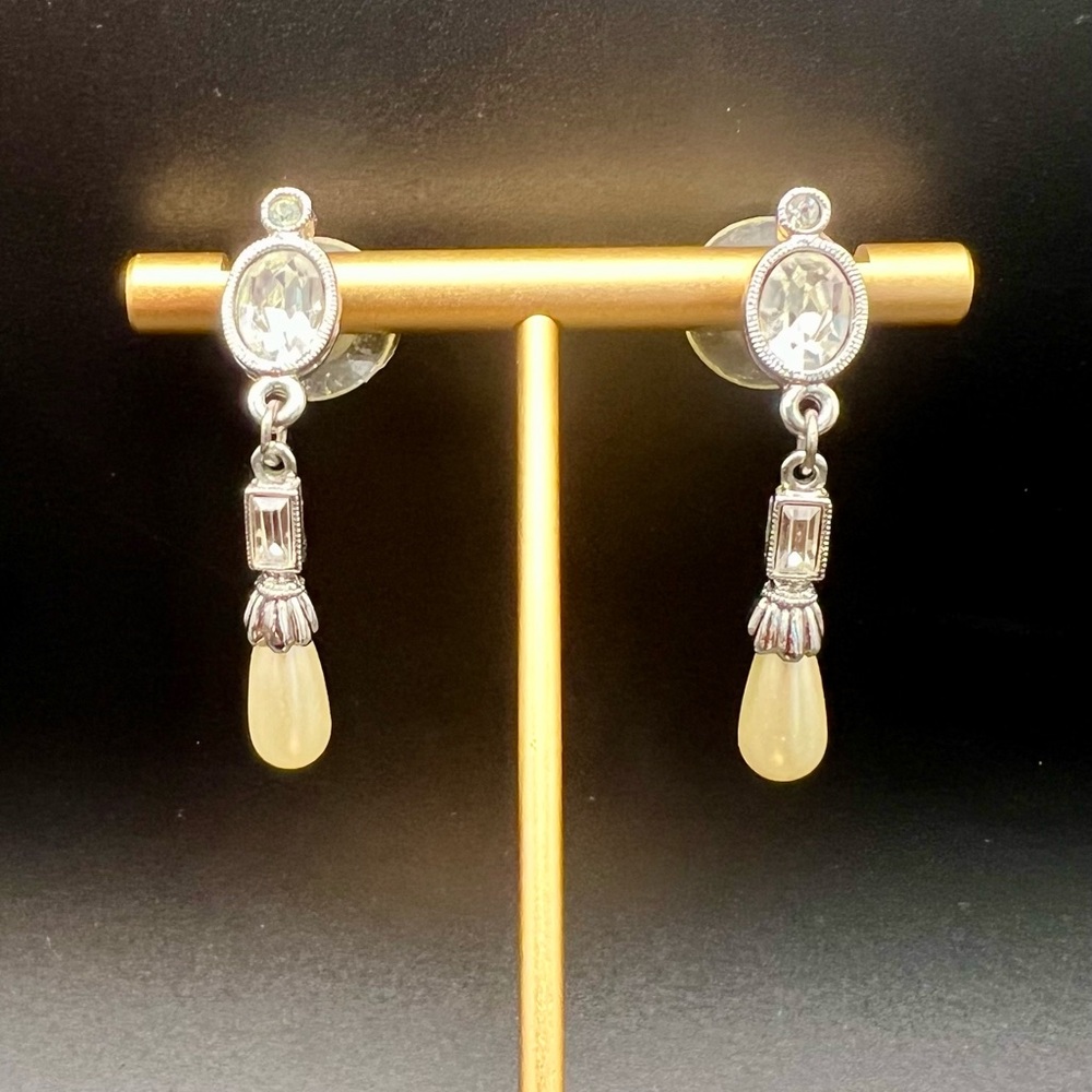 Elegant pearl and crystal dangle earrings